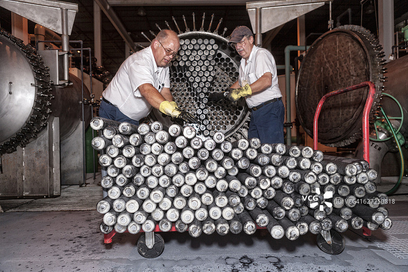维护技术员在过滤系统上拆卸旧水过滤器图片素材