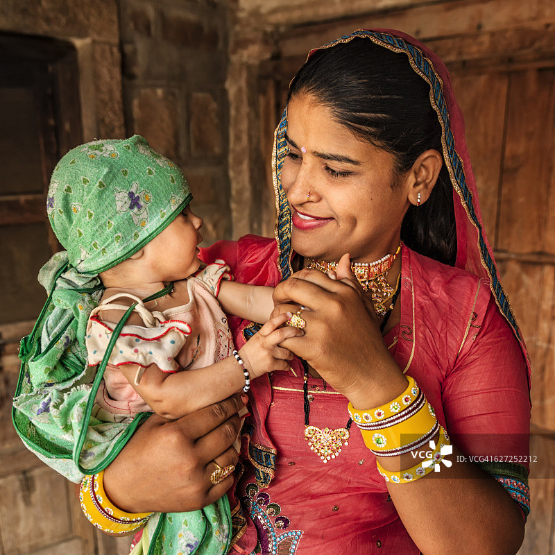 印度妇女和她的新生女儿，比什诺伊村图片素材