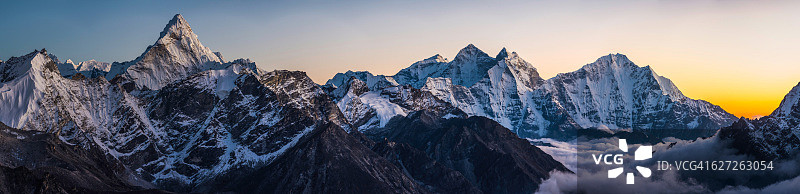 阿玛达布拉姆喜马拉雅山的壮丽山峰暮光全景图片素材