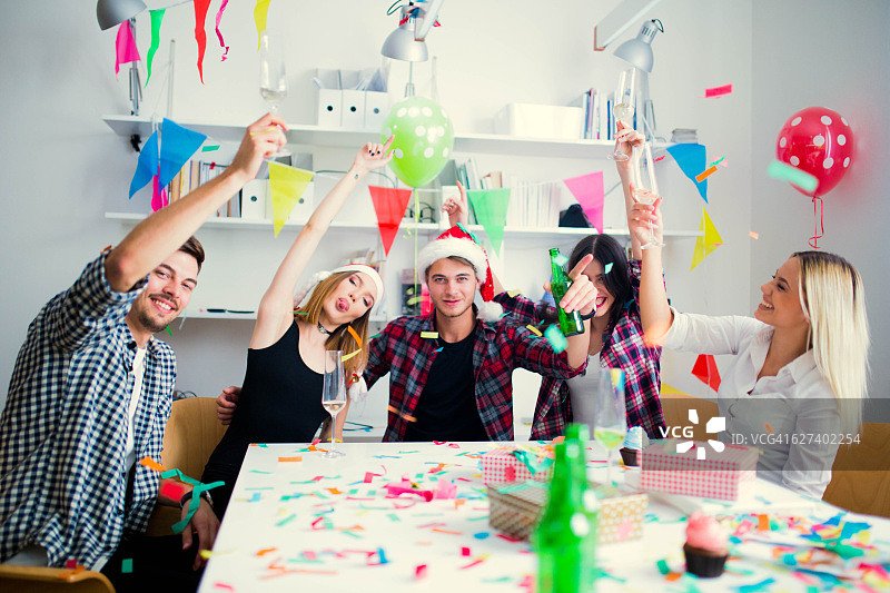 享受与朋友相聚的时刻图片素材