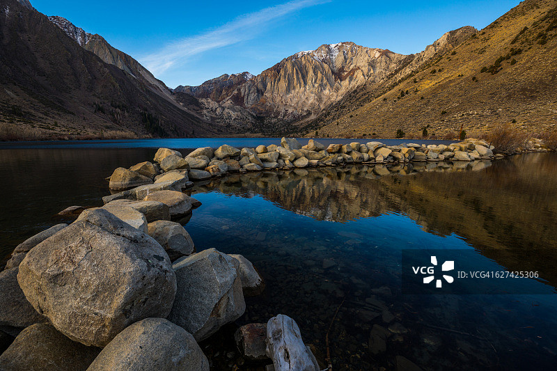 来自内华达山脉的康维克湖图片素材