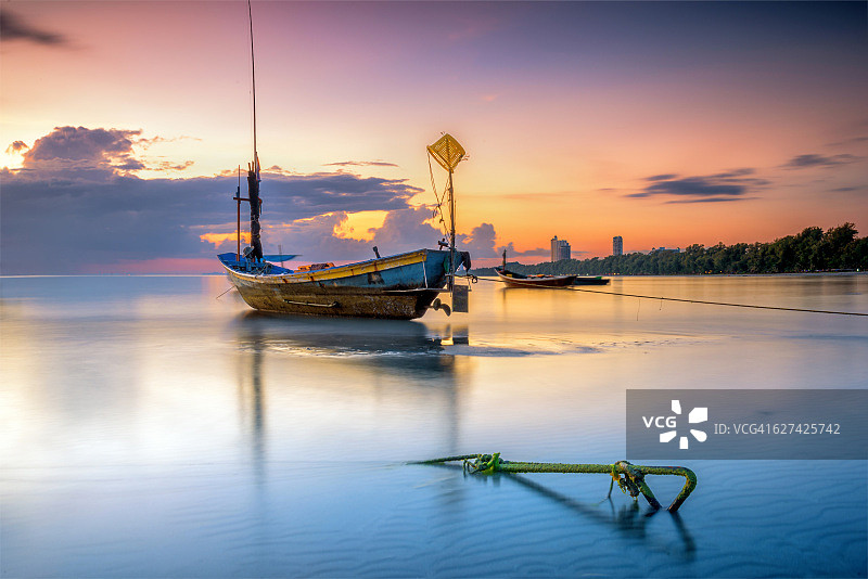 黄昏时长尾船的长曝光摄影作品图片素材