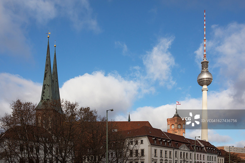 柏林天际线：著名电视塔、市政厅（红色市政厅）和尼古拉教堂图片素材