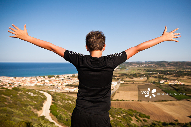 张开双臂的男孩图片素材