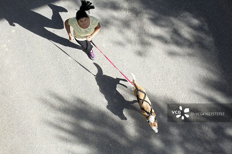 和狗一起跑步的女人图片素材