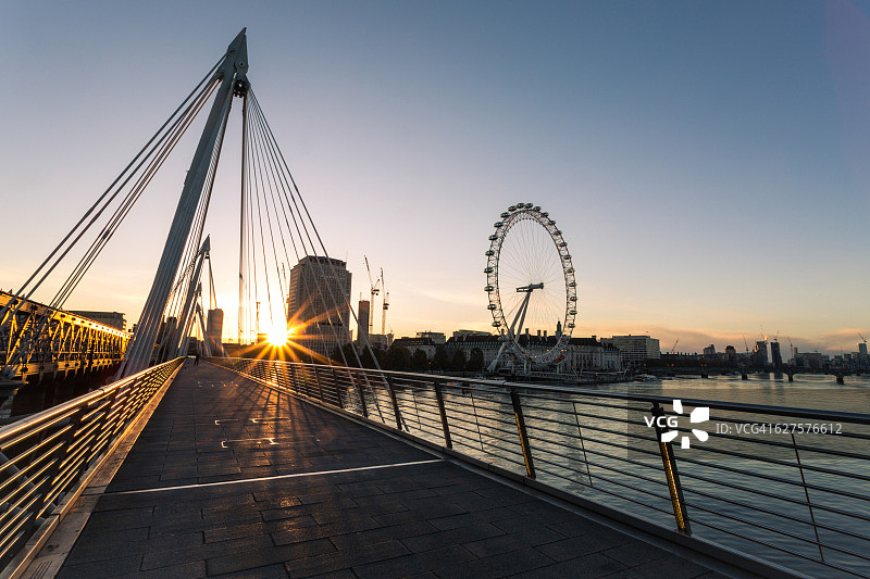 日出时分的伦敦汉格福德西桥、伦敦眼和泰晤士河图片素材