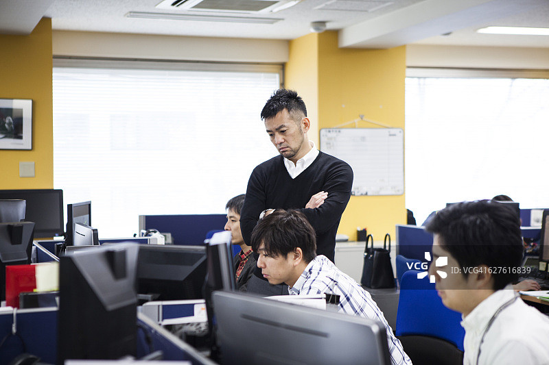 商务人士在现代办公室交谈图片素材