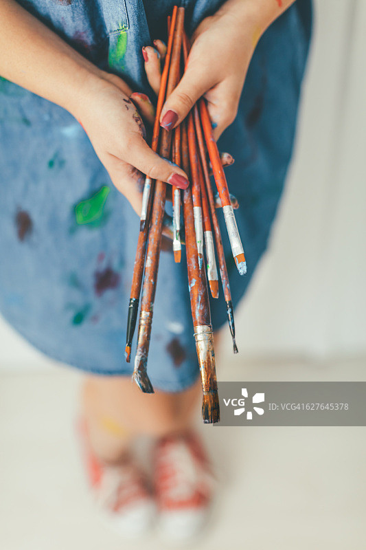 手握画笔的艺术家图片素材