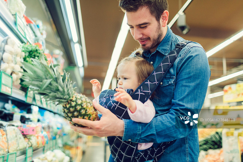 父女一起购买食品图片素材