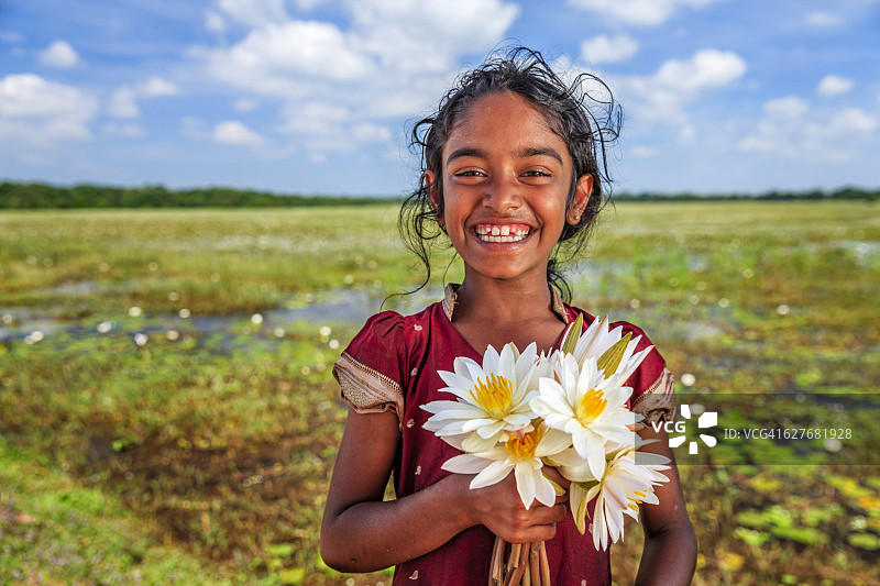 手持莲花的斯里兰卡小女孩图片素材