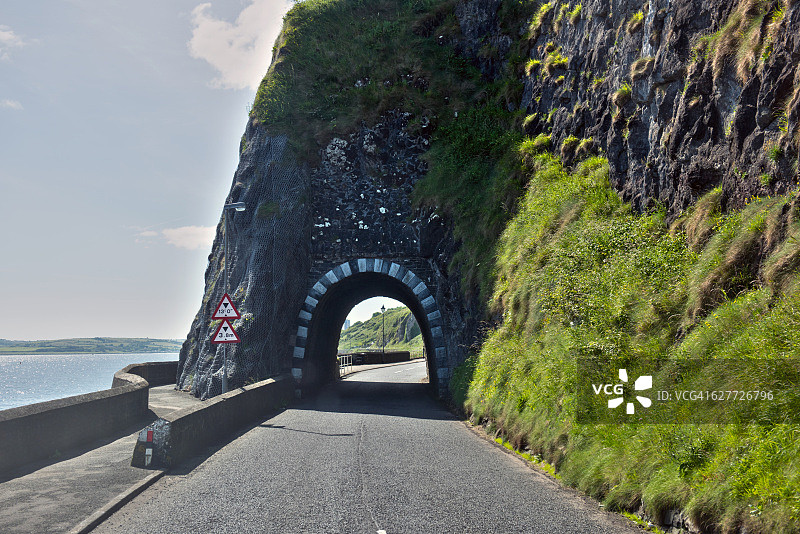 北爱尔兰安特里姆郡拉恩的沿海公路和隧道图片素材