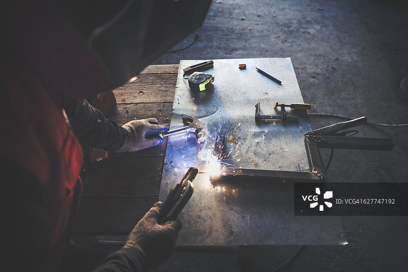 男人焊接钢筋俯视拍摄图片素材