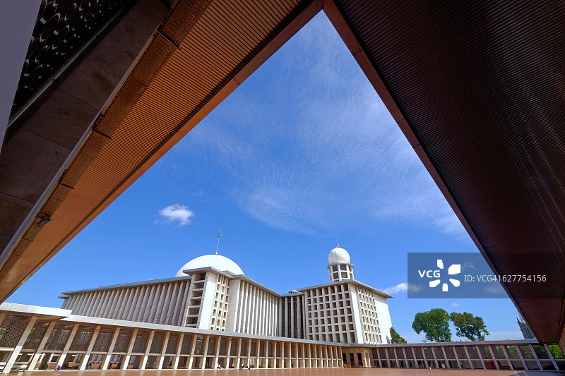 雅加达独立清真寺的壮丽天空，雅加达地标，印度尼西亚图片素材