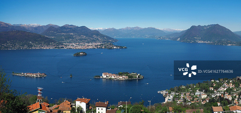 从意大利北部皮埃蒙特莫塔罗内山观看博罗梅安海湾全景图片素材