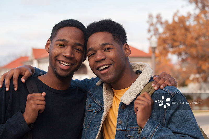 双胞胎大学生图片素材