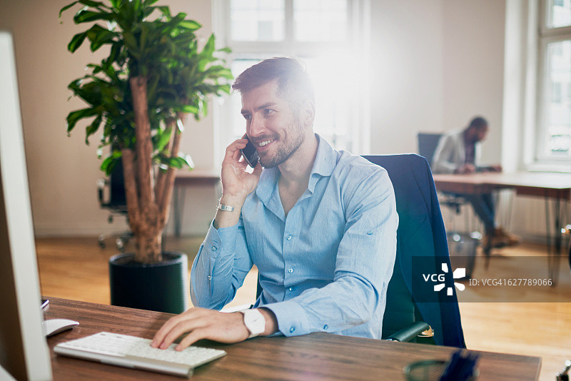 在办公室使用手机的商人图片素材