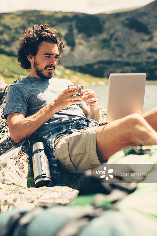 在山中休息的男人图片素材