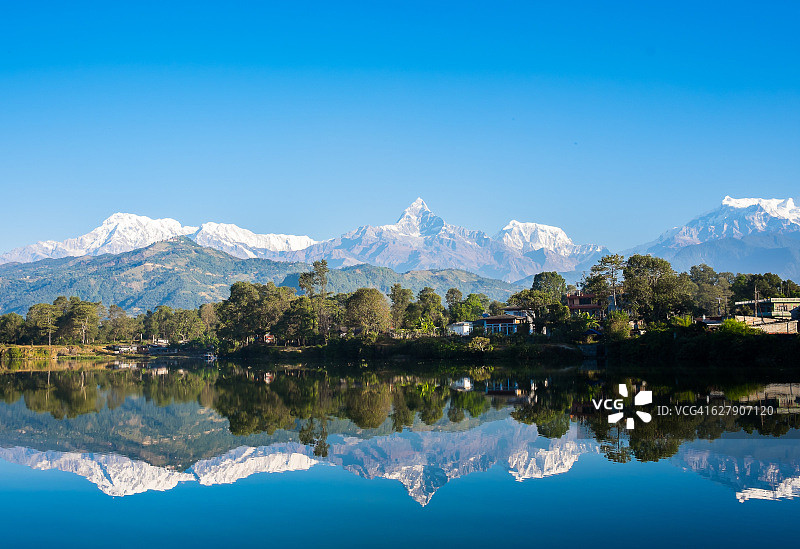 尼泊尔博卡拉费瓦湖与喜马拉雅山脉图片素材
