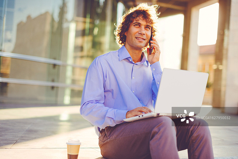 使用公共Wi-Fi的忙碌男士图片素材