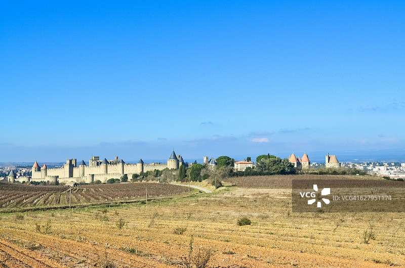 法国卡尔卡松设防中世纪城镇，周围环绕着奥克西塔尼的葡萄园，联合国教科文组织遗产图片素材