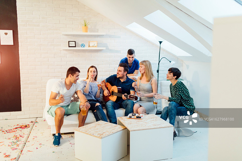 快乐的年轻人在家庭派对上图片素材