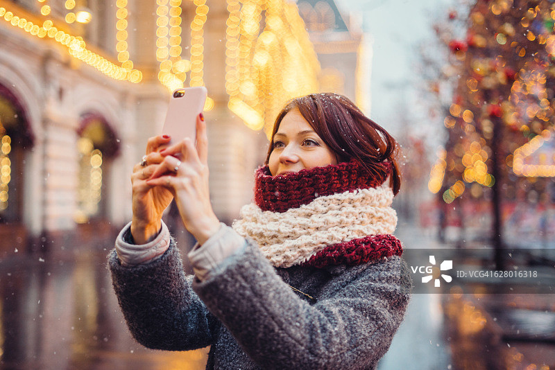 在街上使用手机的女人图片素材