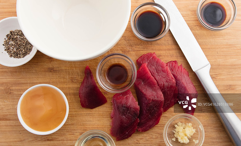 牛肉牛排腌料和牛肉片图片素材