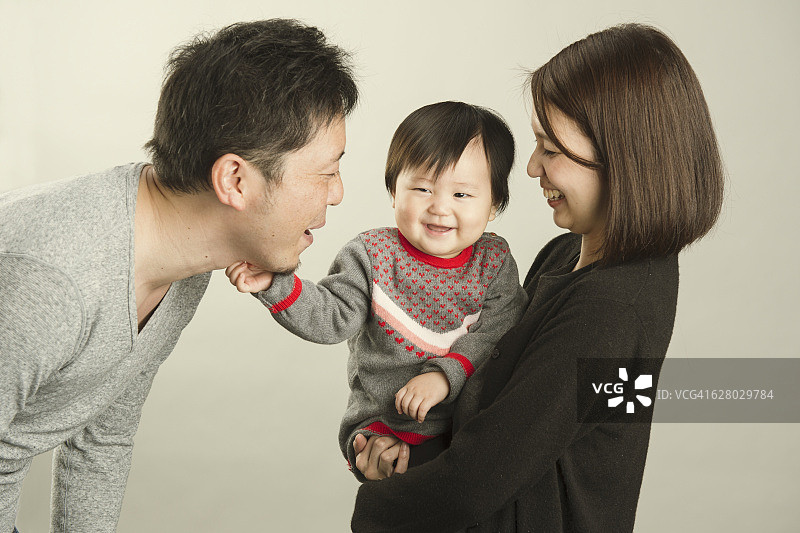 日式全家福摄影棚拍摄图片素材