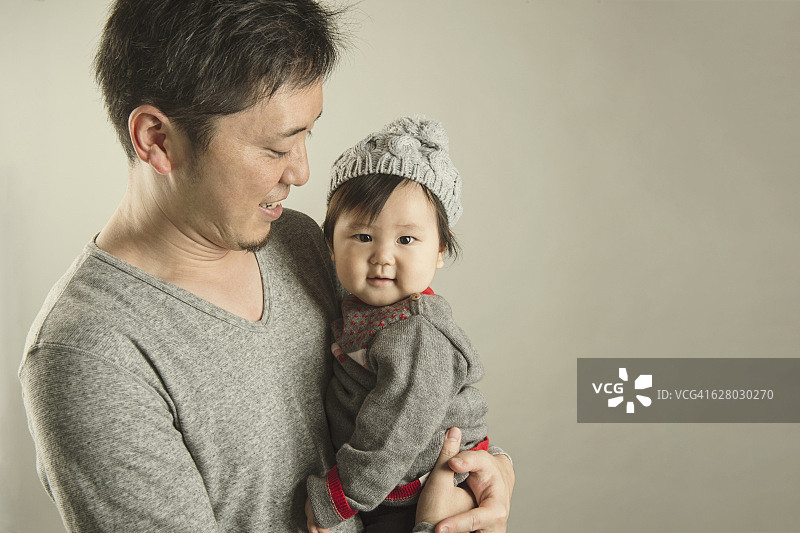 影棚内的父亲和女婴图片素材