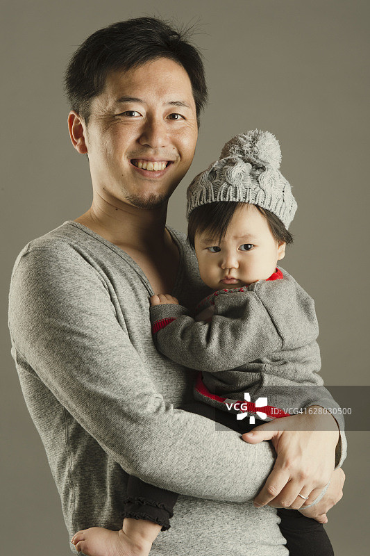 影棚内的父亲和女婴图片素材