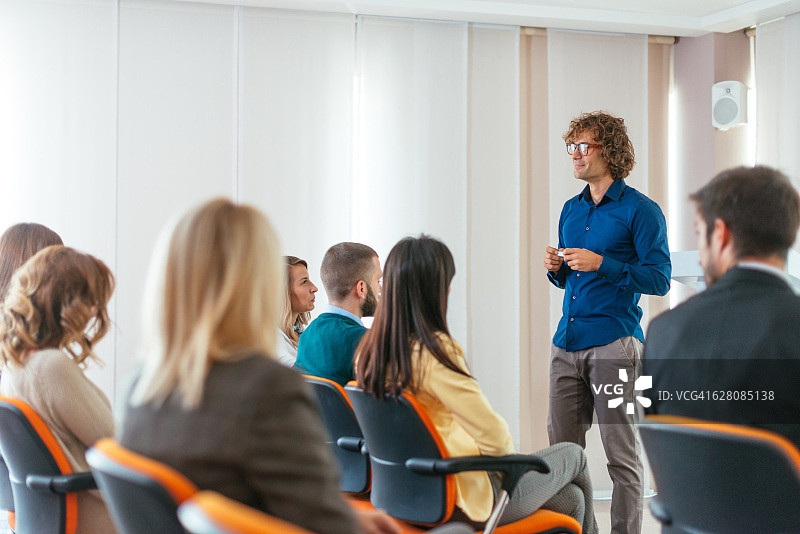 与年轻参与者们进行生活指导图片素材