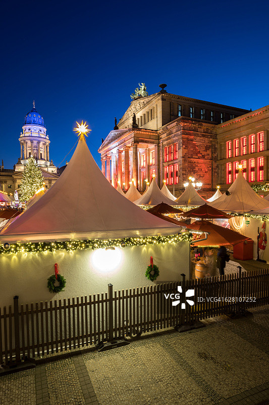 德国柏林宪兵广场的圣诞市场夜景图片素材