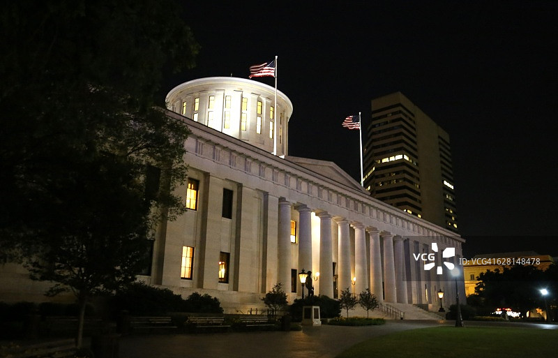 美国俄亥俄州哥伦布市俄亥俄州议会大厦夜景图片素材
