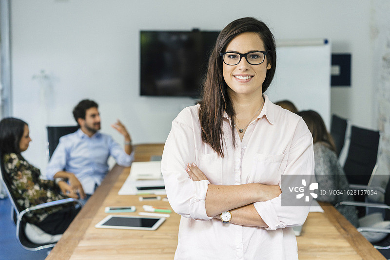 展示她的创业团队的年轻漂亮女人图片素材