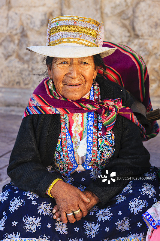 身穿民族服装的秘鲁妇女，秘鲁奇瓦伊图片素材