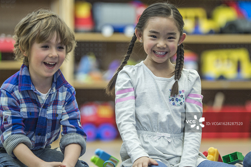 在幼儿园一起玩耍图片素材