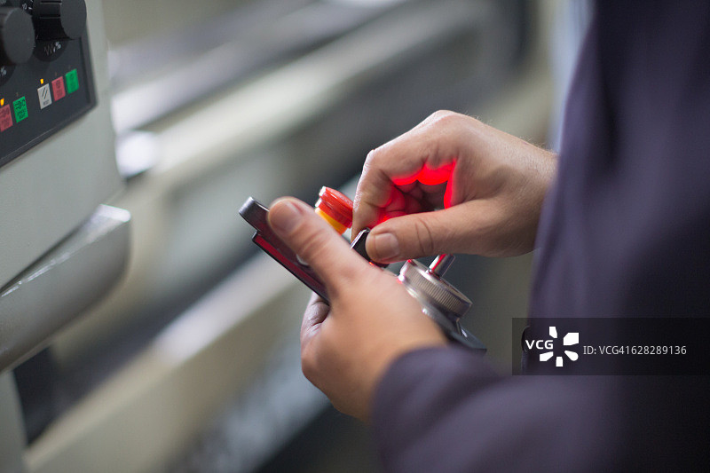 工人操作机器图片素材