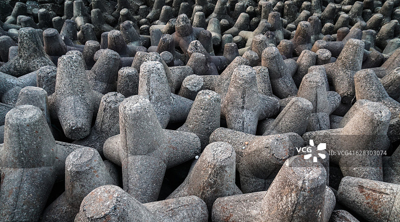 高角度拍摄：海边的四脚混凝土块图片素材