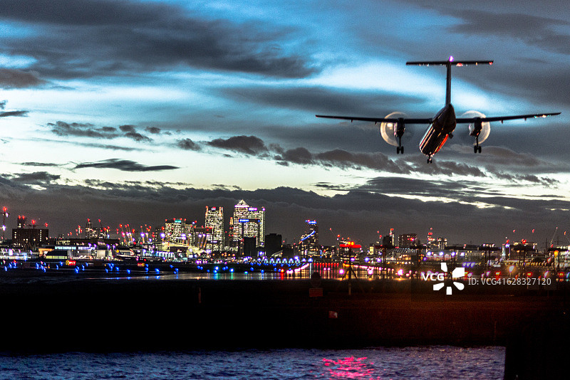 飞机降落在伦敦城市机场图片素材