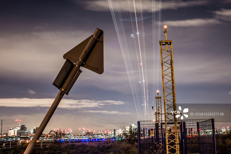 伦敦城市机场飞机降落的光轨图片素材