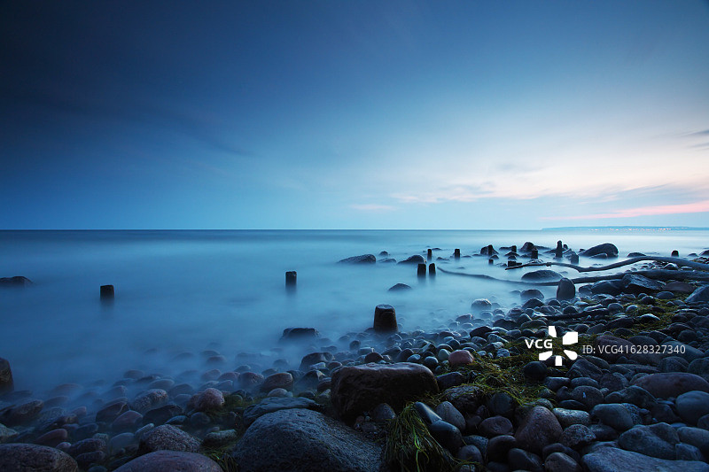蓝色时刻的岩石海岸线（德国吕根岛）图片素材