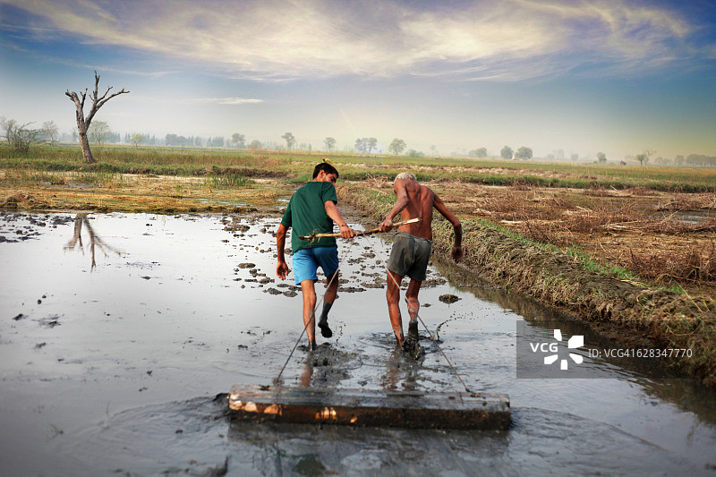 农民拉动农业设备图片素材