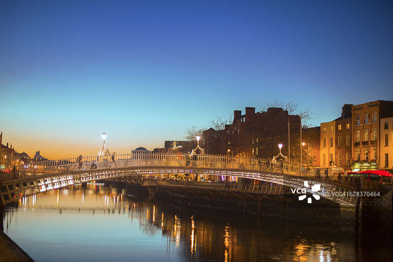 都柏林利菲河上的半便士桥，爱尔兰图片素材
