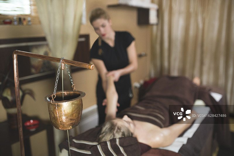 在专业人士的手中放松图片素材