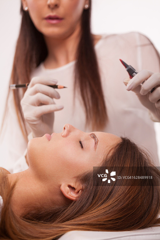 在美容院做眉毛化妆护理的美丽女人图片素材