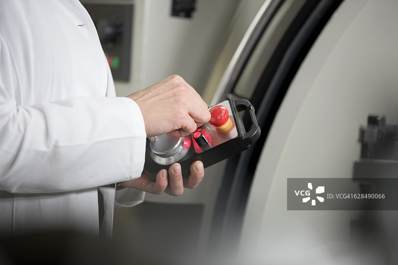 工人操作机器图片素材