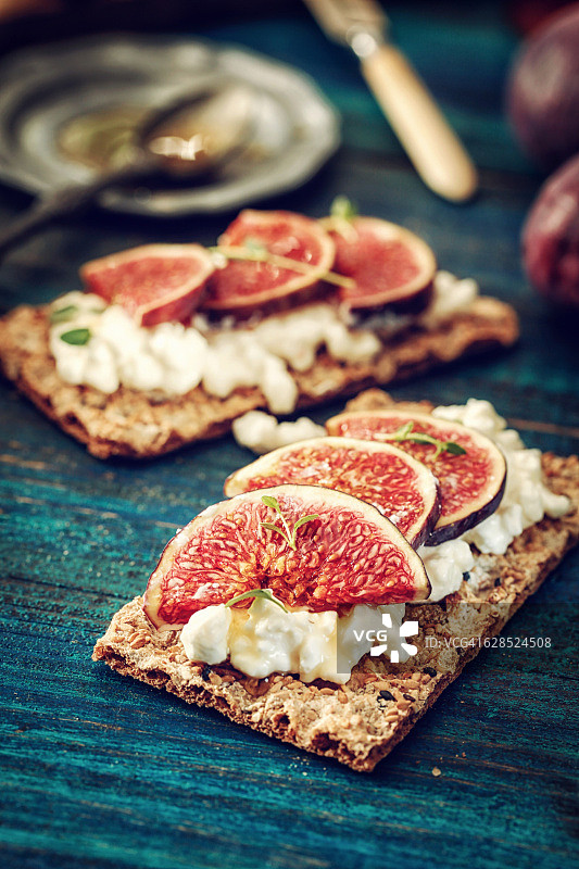 脆面包配农家奶酪、无花果和甜蜂蜜图片素材