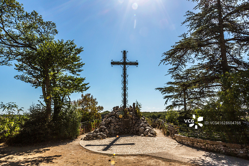 法国罗卡马杜尔古镇的朝圣者十字架图片素材