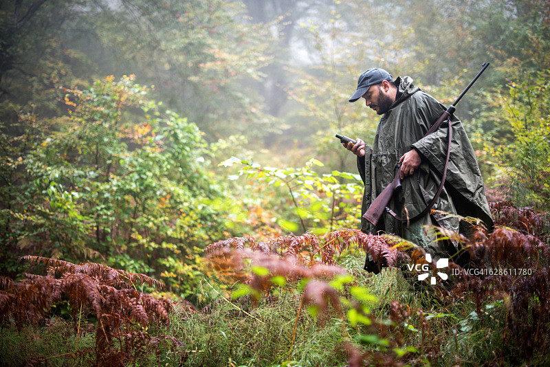 森林中的猎人图片素材