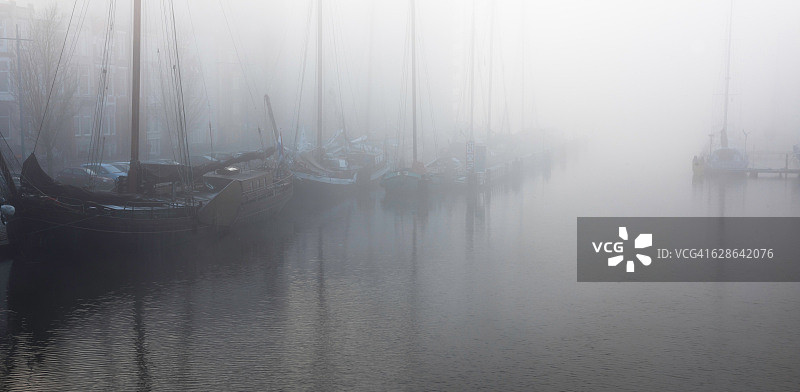雾天中的旧帆船图片素材